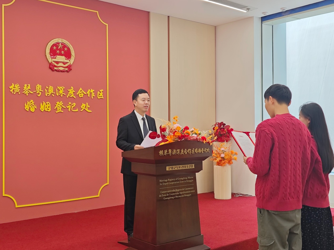 “月满人团圆，爱深情更浓”合作区婚姻登记处迎来元宵节结婚登记高峰.docx_1